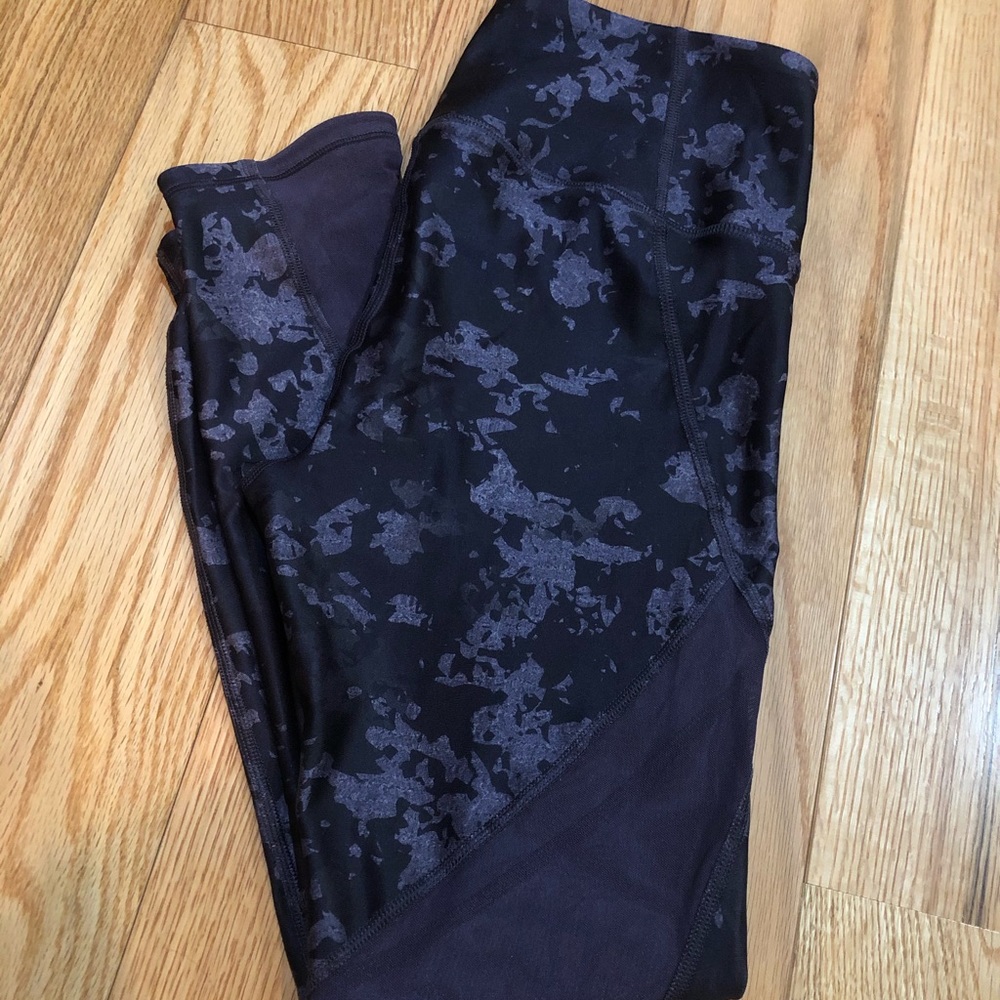 UA HeatGear Armour® Mesh Printed Ankle Crop - Picture 2 of 7
